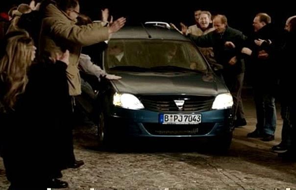 Aktueller Werbespot: Dacia Logan im Bad der Menge. Foto: Renault/auto-reporter.net